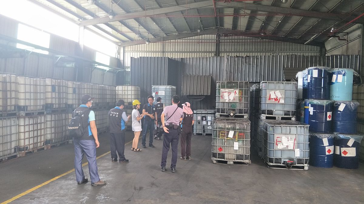 台中市梧棲區頂寮里八德路空地遭非法堆置千餘桶散發異味的貝克桶,經台中地方地檢署、環保署中區環境督察隊的追查,破獲桃園上市晶圓大廠達能科技,涉勾結甲級廢棄物處理機構易增公司、和未領有廢棄物處理許可文件的匯隆公司,三方非法處理廢切削油液並低價轉賣圖取不法利益。圖為匯隆公司於易增公司非法處理廢切削液獨立廠房外觀。(台中市環境督察大隊提供) 台中市梧棲區頂寮里八德路空地遭非法堆置千餘桶散發異味的貝克桶,經台中地方地檢署、環保署中區環境督察隊的追查,破獲桃園上市晶圓大廠達能科技,涉勾結甲級廢棄物處理機構易增公司、和未領有廢棄物處理許可文件的匯隆公司,三方非法處理廢切削油液並低價轉賣圖取不法利益。圖為匯隆公司於易增公司非法處理廢切削液獨立廠房外觀。(台中市環境督察大隊提供)