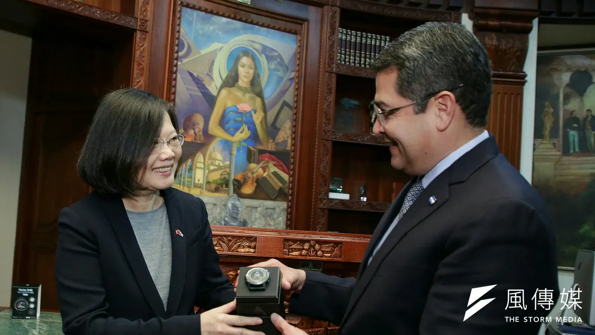 傳聞宏都拉斯駐台使館人員將在本月中調離台灣,並前往中國轉任新職,宏國大使出面否認此消息。圖為宏國總統葉南德茲(右)與蔡英文互相贈禮。(取自總統府) 傳聞宏都拉斯駐台使館人員將在本月中調離台灣,並前往中國轉任新職,宏國大使出面否認此消息。圖為宏國總統葉南德茲(右)與蔡英文互相贈禮。(取自總統府)