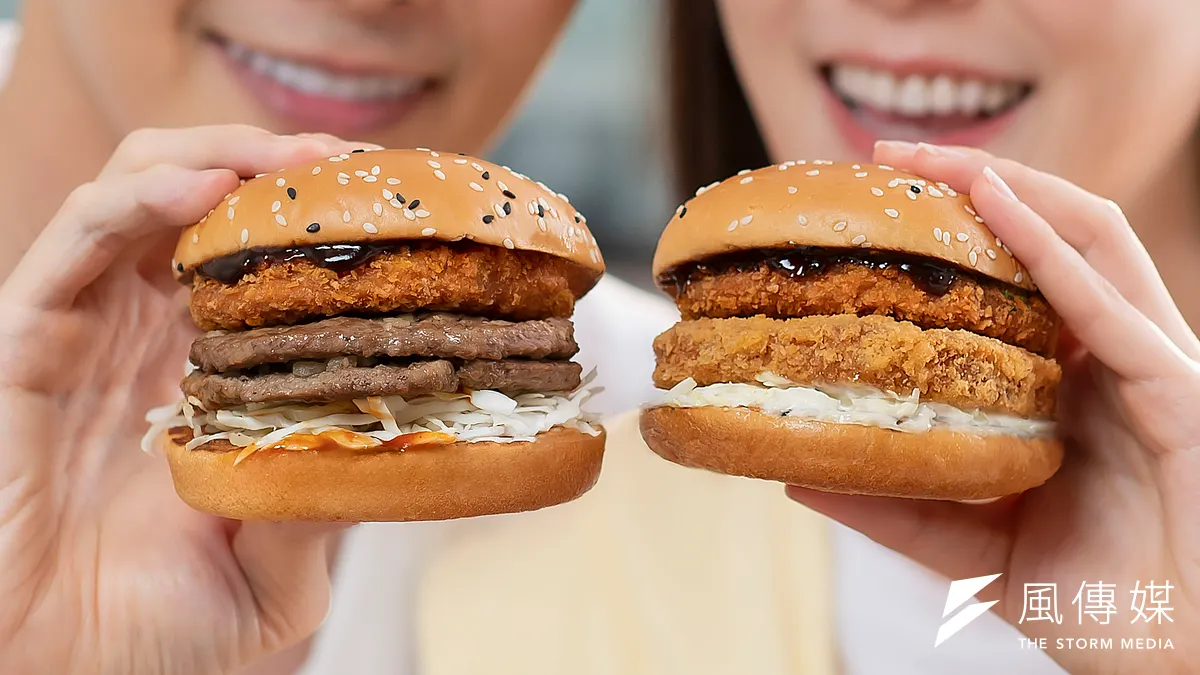 麥當勞祭出2款「魷魚海鮮排」新品。(圖/麥當勞提供)