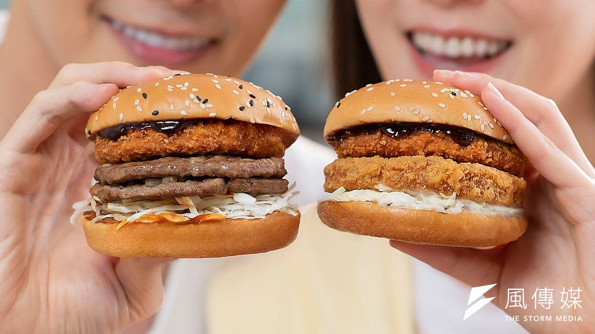 麥當勞祭出2款「魷魚海鮮排」新品。(圖/麥當勞提供) 麥當勞祭出2款「魷魚海鮮排」新品。(圖/麥當勞提供)