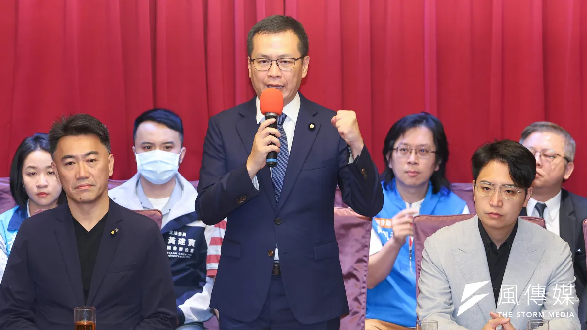 國民黨立委羅智強(中)26日召開參選中國國民黨主席記者會。(資料照,顏麟宇攝)