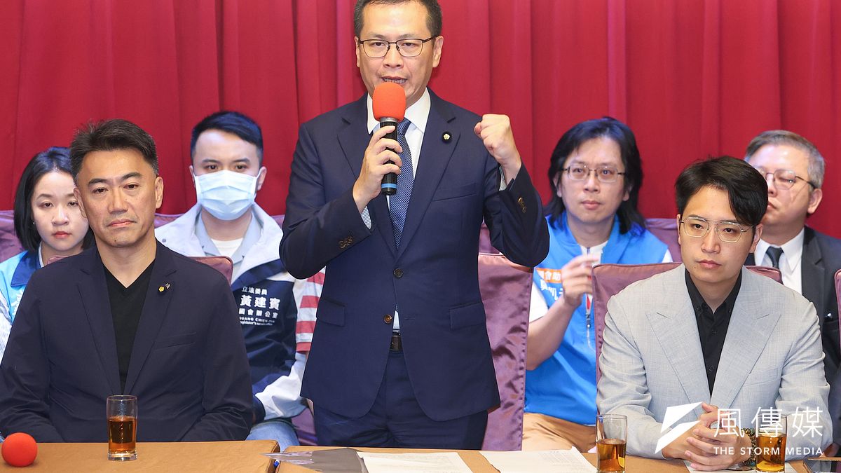 國民黨立委羅智強(中)26日召開參選中國國民黨主席記者會。(資料照,顏麟宇攝) 國民黨立委羅智強(中)26日召開參選中國國民黨主席記者會。(資料照,顏麟宇攝)