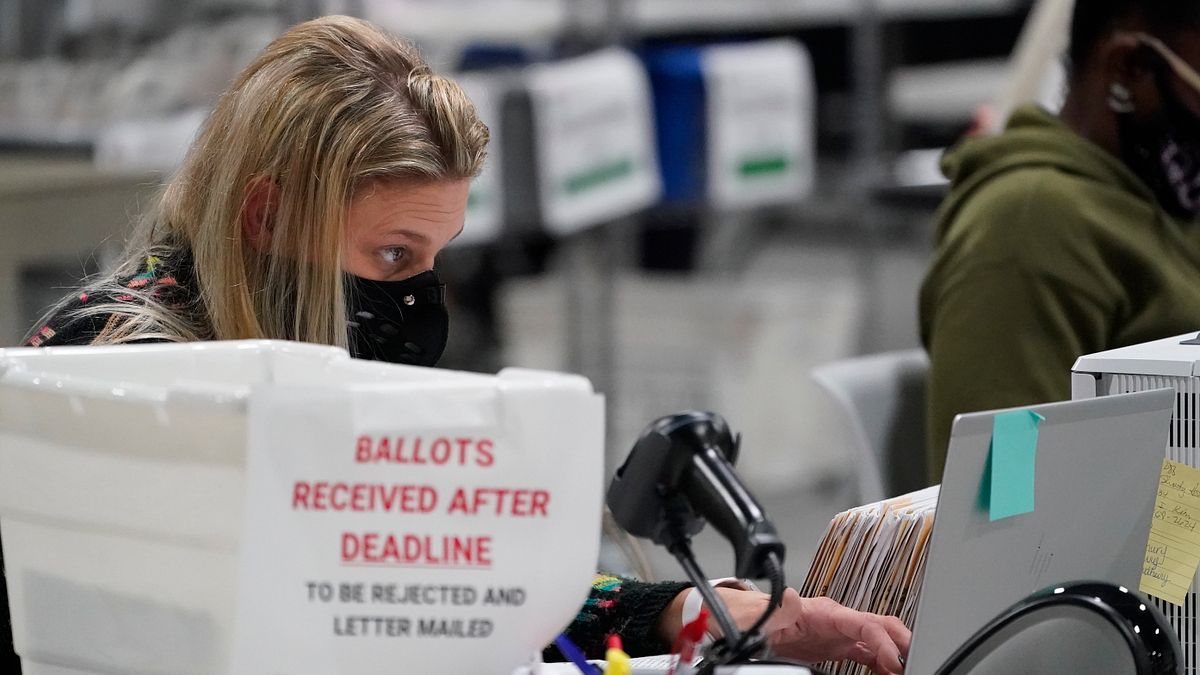 美國總統大選最終結果尚未出爐,台灣人對此亦高度關注。據傳有英粉臉書社團疑似因支持者力挺川普、批評拜登,而遭無預警停權。圖為美國計票工作人員。(美聯社) 美國總統大選最終結果尚未出爐,台灣人對此亦高度關注。據傳有英粉臉書社團疑似因支持者力挺川普、批評拜登,而遭無預警停權。圖為美國計票工作人員。(美聯社)