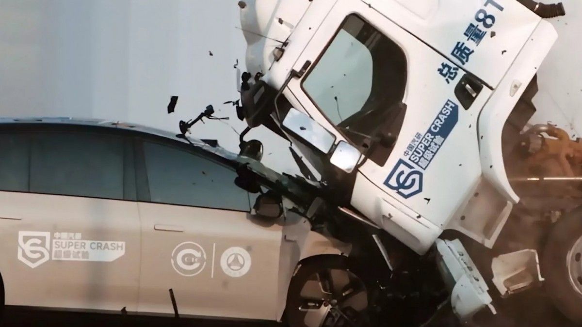 小車撞贏大卡車!理想i8與重卡對撞測試引發爭議 小車撞贏大卡車!理想i8與重卡對撞測試引發爭議