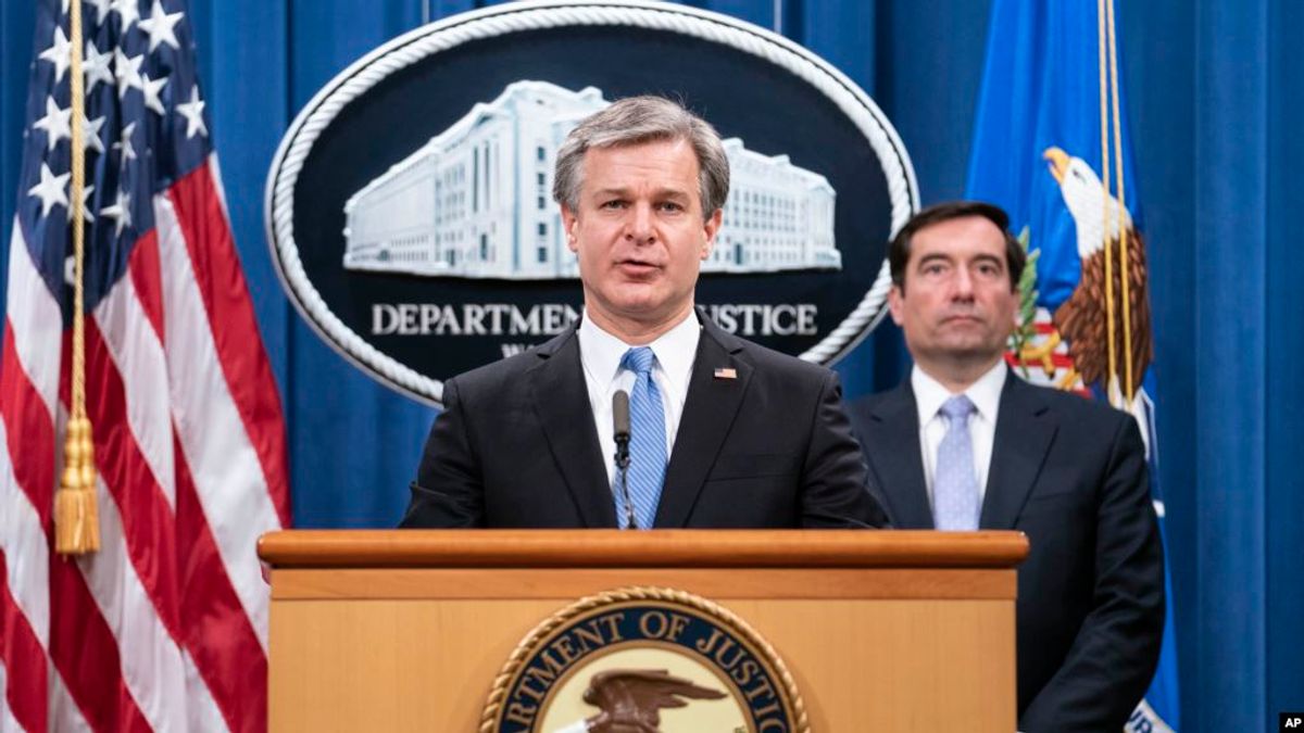 聯邦調查局局長瑞伊在司法部舉行的網路新聞發布會上講話,司法部助理部長德默斯站在一旁。(美國之音) 聯邦調查局局長瑞伊在司法部舉行的網路新聞發布會上講話,司法部助理部長德默斯站在一旁。(美國之音)