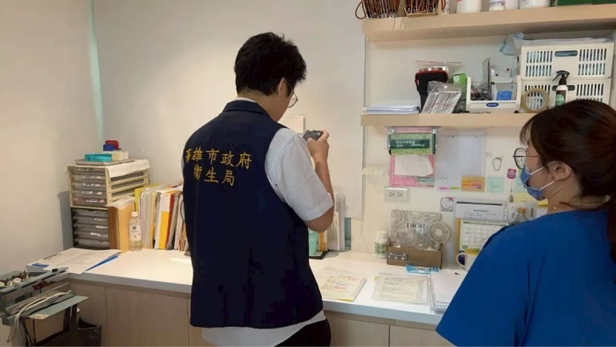 衛生局抽查診所,檢查有無病歷登載不實、麻醉紀錄不完整等缺失。(高雄市衛生局提供)