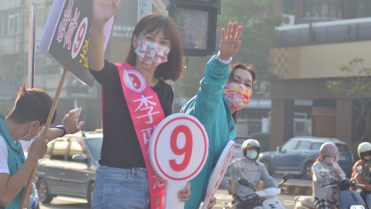 陳其邁夫人吳虹醫師陪同左楠區李雅慧議員站路口拜票。(圖/湧言會提供) 陳其邁夫人吳虹醫師陪同左楠區李雅慧議員站路口拜票。(圖/湧言會提供)