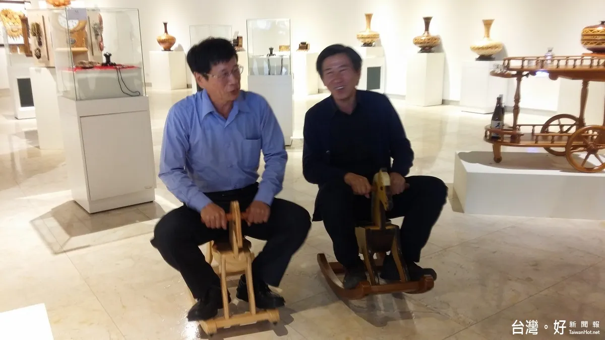 「美瓶精湛」拼木藝術展 看見黃文彬溫潤木頭藝術