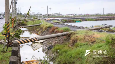 台南七股電線杆因丹娜絲颱風大量傾倒。(顏麟宇攝)