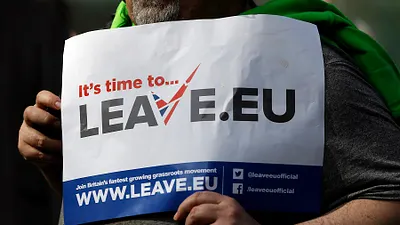 支持脫歐者手持字牌(美聯社)