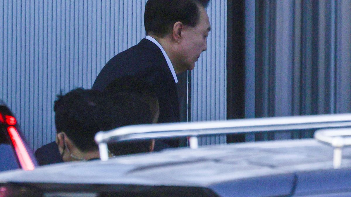 因彈劾遭停職的南韓總統尹錫悅,15日清晨正式遭到逮捕。(美聯社) 因彈劾遭停職的南韓總統尹錫悅,15日清晨正式遭到逮捕。(美聯社)