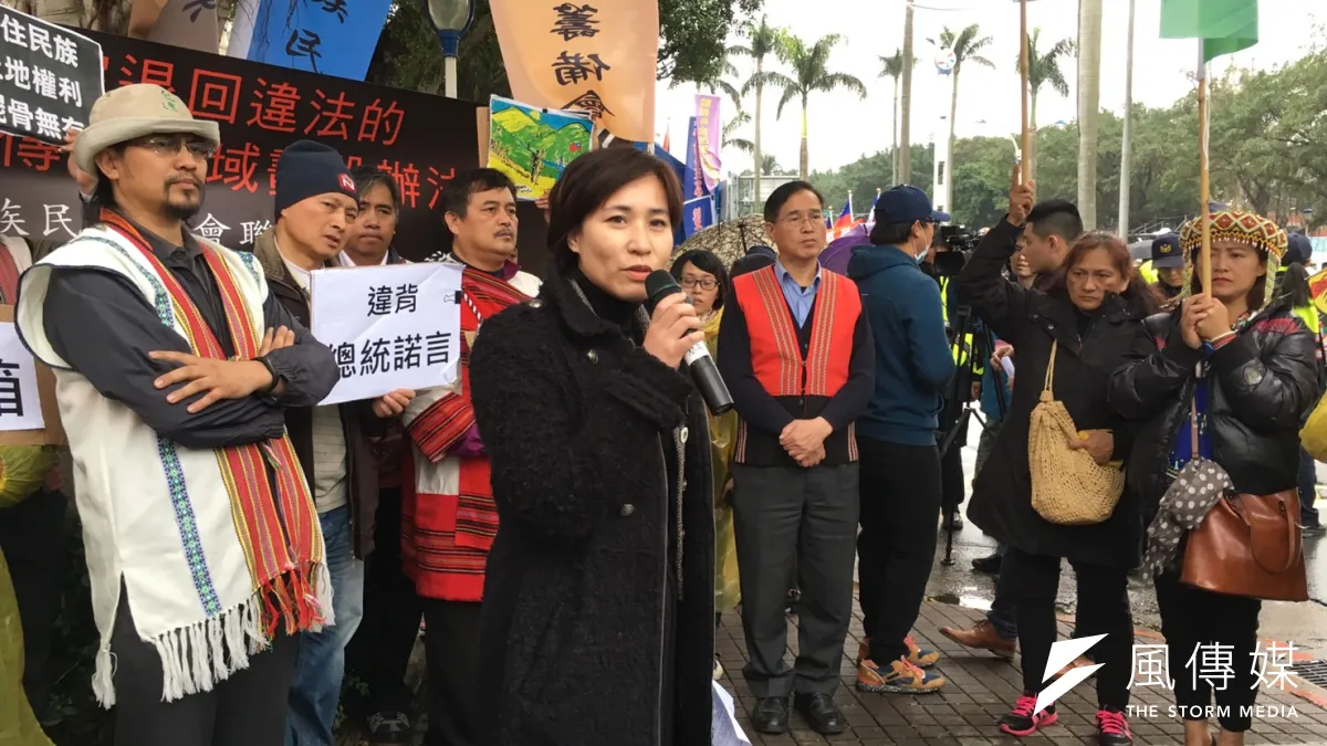 為抗議原民會日前公告《原住民族土地或部落範圍土地劃設辦法》,將近20位各原住民族的民族議會代表8日於立法院召開記者會。(陳耀宗攝)
