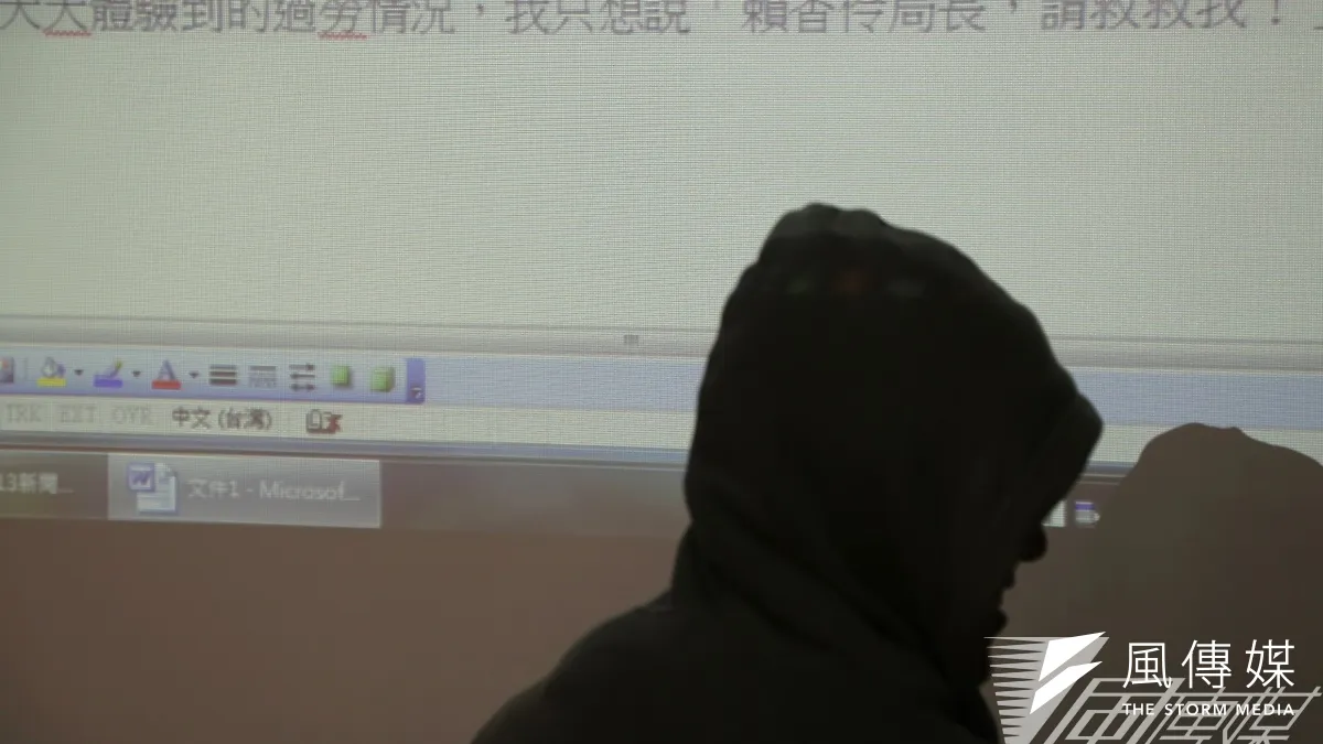 「媒體工作者勞動權益小組」今〈13〉日公布九合一大選期間,主跑選舉的記者工時調查,呼籲各界正視媒體的血汗勞動,現場有一不露臉的記者。(楊子磊攝)