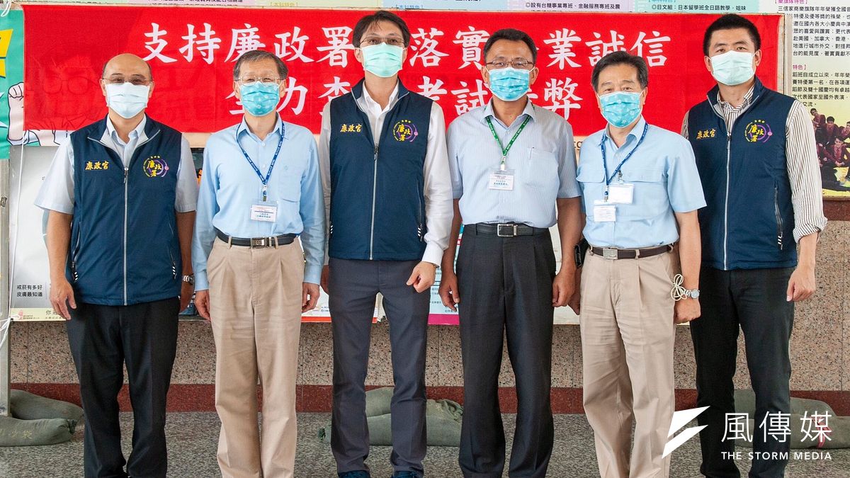 國立中山大學黃義佑副校長(右3)、廉政署南部地區調查組黃元冠組長(左3)及中鋼公司代表。(圖/徐炳文攝) 國立中山大學黃義佑副校長(右3)、廉政署南部地區調查組黃元冠組長(左3)及中鋼公司代表。(圖/徐炳文攝)