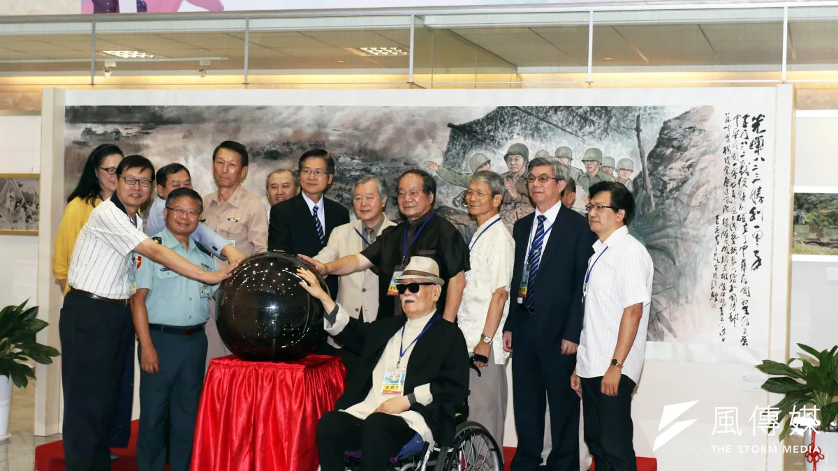 國防部上午舉行「英雄影展暨畫展」開幕儀式,國防部長嚴德發和與會的藝術名家合影。(蘇仲泓攝)
