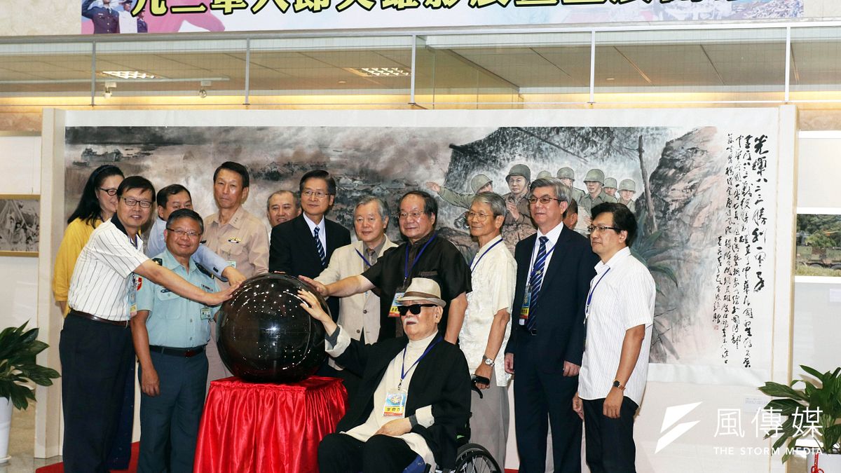 國防部上午舉行「英雄影展暨畫展」開幕儀式,國防部長嚴德發和與會的藝術名家合影。(蘇仲泓攝) 國防部上午舉行「英雄影展暨畫展」開幕儀式,國防部長嚴德發和與會的藝術名家合影。(蘇仲泓攝)