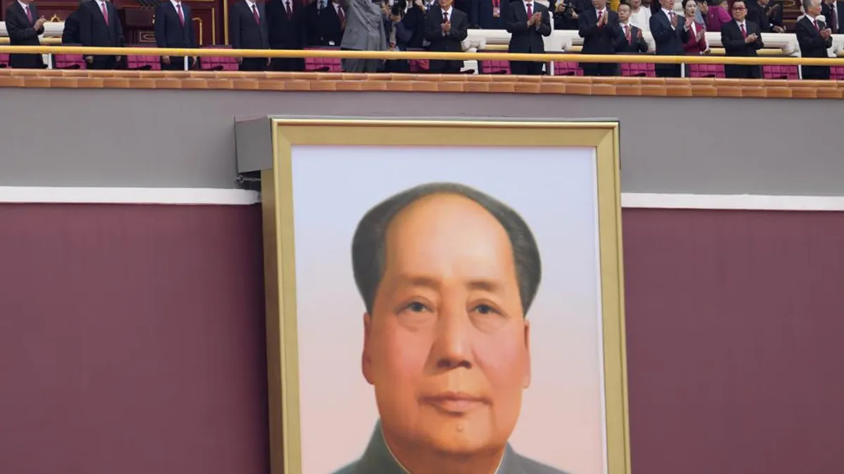 北京一連串「整風動作」,引起向左走的聯想。圖為中國北京天安門廣場的毛澤東肖像。(AP)