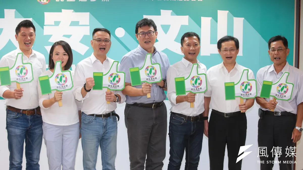 執政大環境不佳,民進黨北市議員選舉重走配票老路,圖為民進黨台北市長參選人姚文智及同黨市議員王閔生、簡舒培、阮昭雄、李慶鋒、周柏雅、台北市黨部主委陳正德23日出席「台北市黨部首場聯合競選記者會(大安、文山區)」。(顏麟宇攝)
