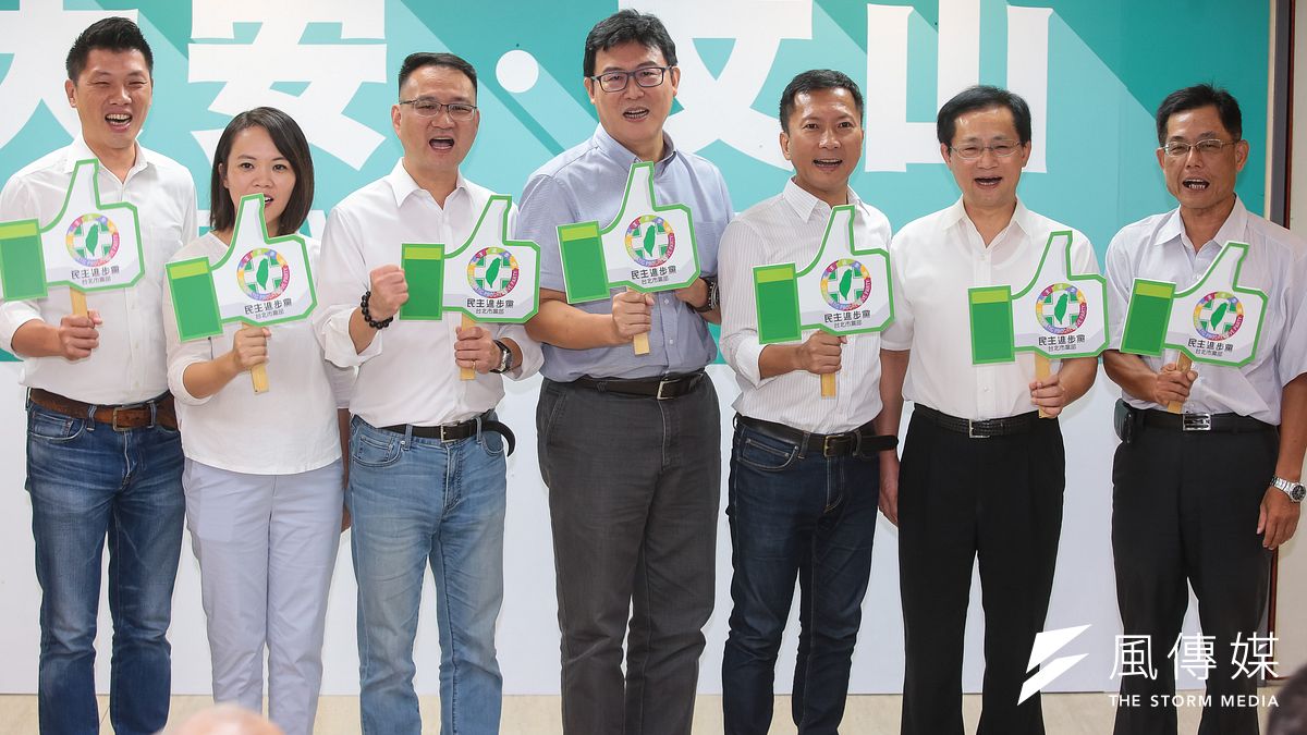 執政大環境不佳,民進黨北市議員選舉重走配票老路,圖為民進黨台北市長參選人姚文智及同黨市議員王閔生、簡舒培、阮昭雄、李慶鋒、周柏雅、台北市黨部主委陳正德23日出席「台北市黨部首場聯合競選記者會(大安、文山區)」。(顏麟宇攝) 執政大環境不佳,民進黨北市議員選舉重走配票老路,圖為民進黨台北市長參選人姚文智及同黨市議員王閔生、簡舒培、阮昭雄、李慶鋒、周柏雅、台北市黨部主委陳正德23日出席「台北市黨部首場聯合競選記者會(大安、文山區)」。(顏麟宇攝)