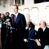 1985年,促成「廣場協議」以幫助削弱美元的財政部長詹姆斯·貝克在紐約廣場飯店向記者發表了講說。(圖片來源:美聯社) 1985年,促成「廣場協議」以幫助削弱美元的財政部長詹姆斯·貝克在紐約廣場飯店向記者發表了講說。(圖片來源:美聯社)