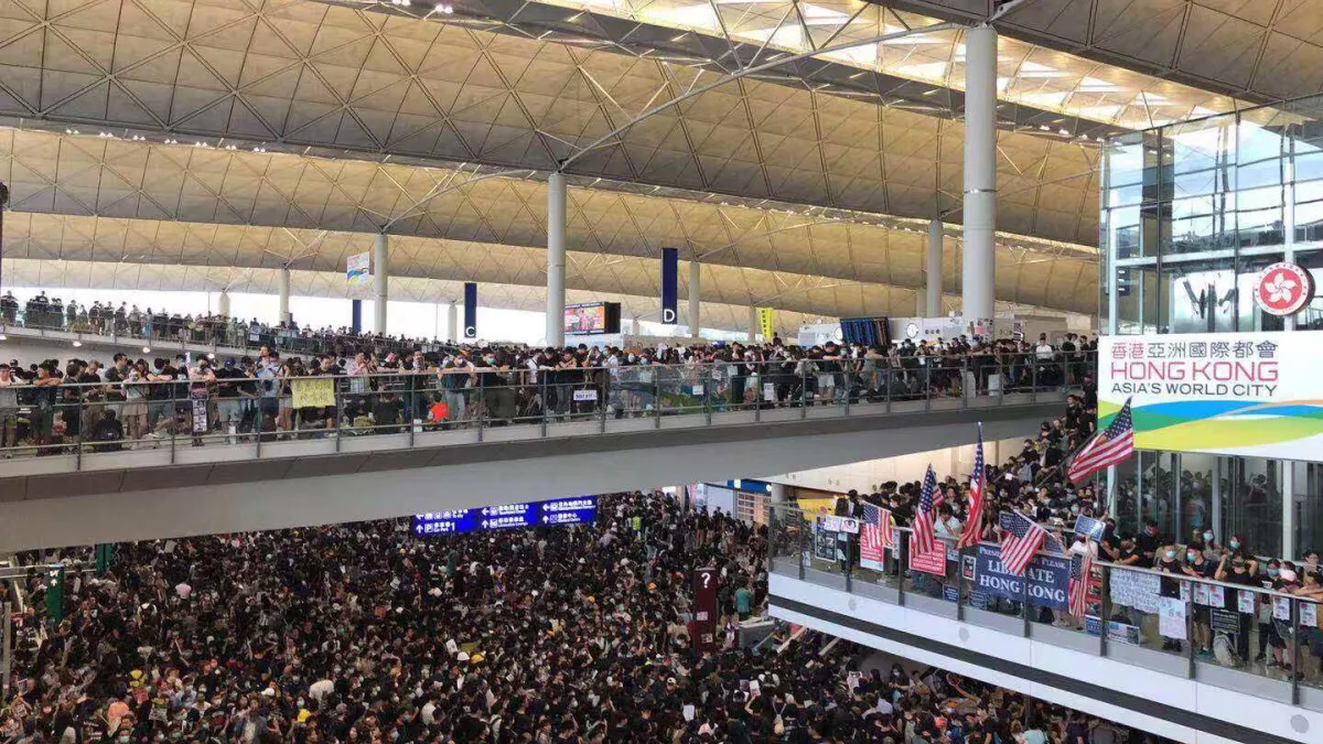 香港網友號召百萬人癱瘓機場,機管處12日下午宣布取消當日所剩全部班機。(讀者提供)