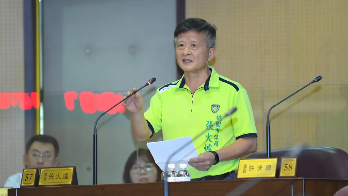 楊梅第二公有市場大樓髒亂,形同廢墟。市議員張火爐認為市府應該規劃改建,趕上對面區公所改建進度。(圖/桃園市議會提供)