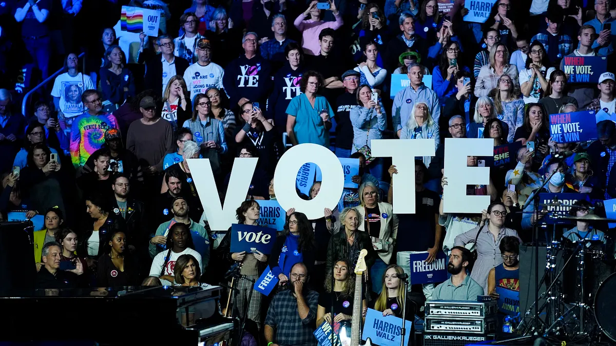 2024年10月28日,美國前總統歐巴馬為民主黨總統候選人在費城站台,台下聽眾高舉「投票」(VOTE)標語。(美聯社) 2024年10月28日,美國前總統歐巴馬為民主黨總統候選人在費城站台,台下聽眾高舉「投票」(VOTE)標語。(美聯社)