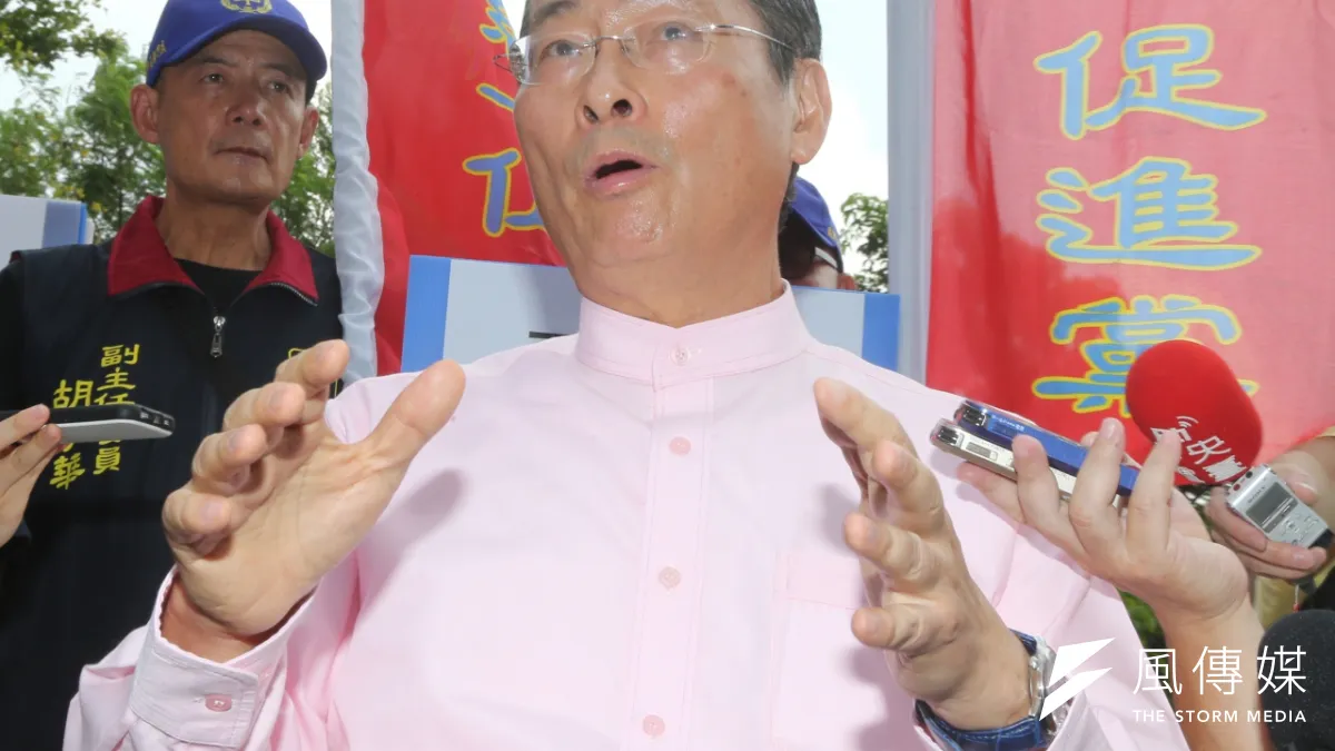 張安樂在太陽花學運期間,率反反服貿民眾到立法院與學生隔空嗆聲。(資料照,吳逸驊攝)