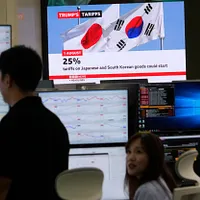 2025年7月8日、韓国ソウル、韓亜銀行本部の外国為替取引室で忙しそうに働くトレーダーたち。(AP通信) 2025年7月8日、韓国ソウル、韓亜銀行本部の外国為替取引室で忙しそうに働くトレーダーたち。(AP通信)
