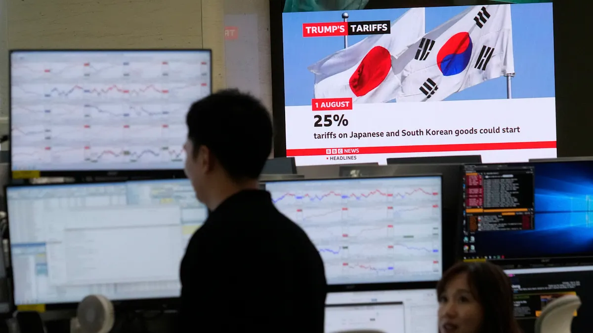 2025年7月8日,南韓首爾,韓亞銀行總部外匯交易室內,交易員忙碌工作。(美聯社)