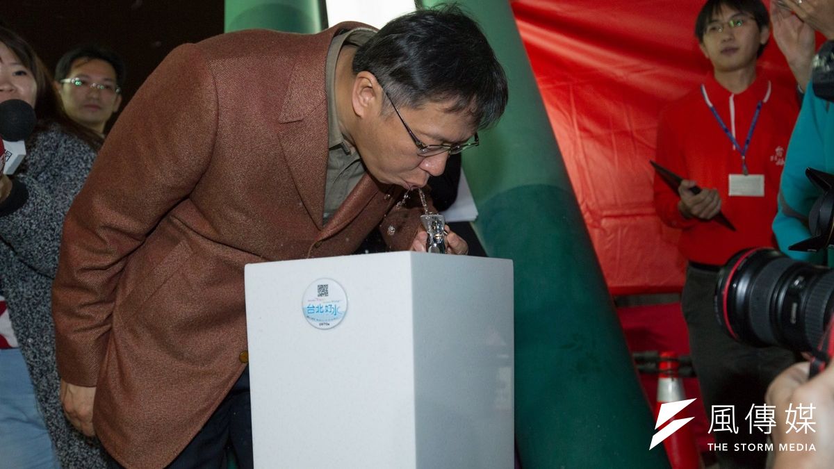 台北市長柯文哲今(27)日在臉書上表示,北市府將在月底前增設自來水直飲臺,將可透過QR code掃描看到水質資訊,讓市民對直飲更有信心。(取自柯文哲臉書) 台北市長柯文哲今(27)日在臉書上表示,北市府將在月底前增設自來水直飲臺,將可透過QR code掃描看到水質資訊,讓市民對直飲更有信心。(取自柯文哲臉書)