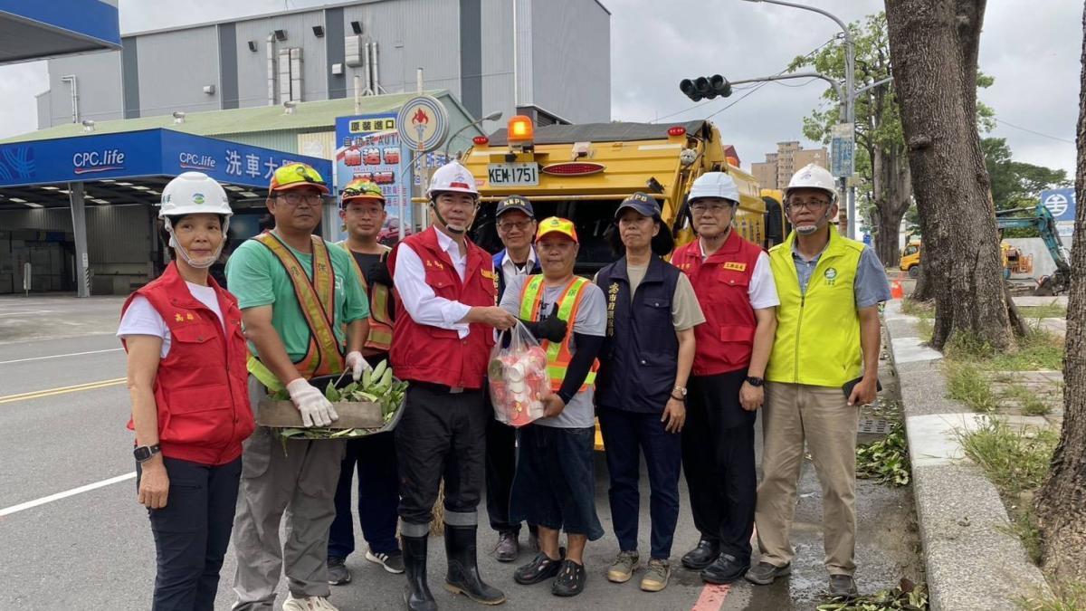 高雄備戰西南風強降雨 陳其邁督導防洪整備、慰勞清潔人員