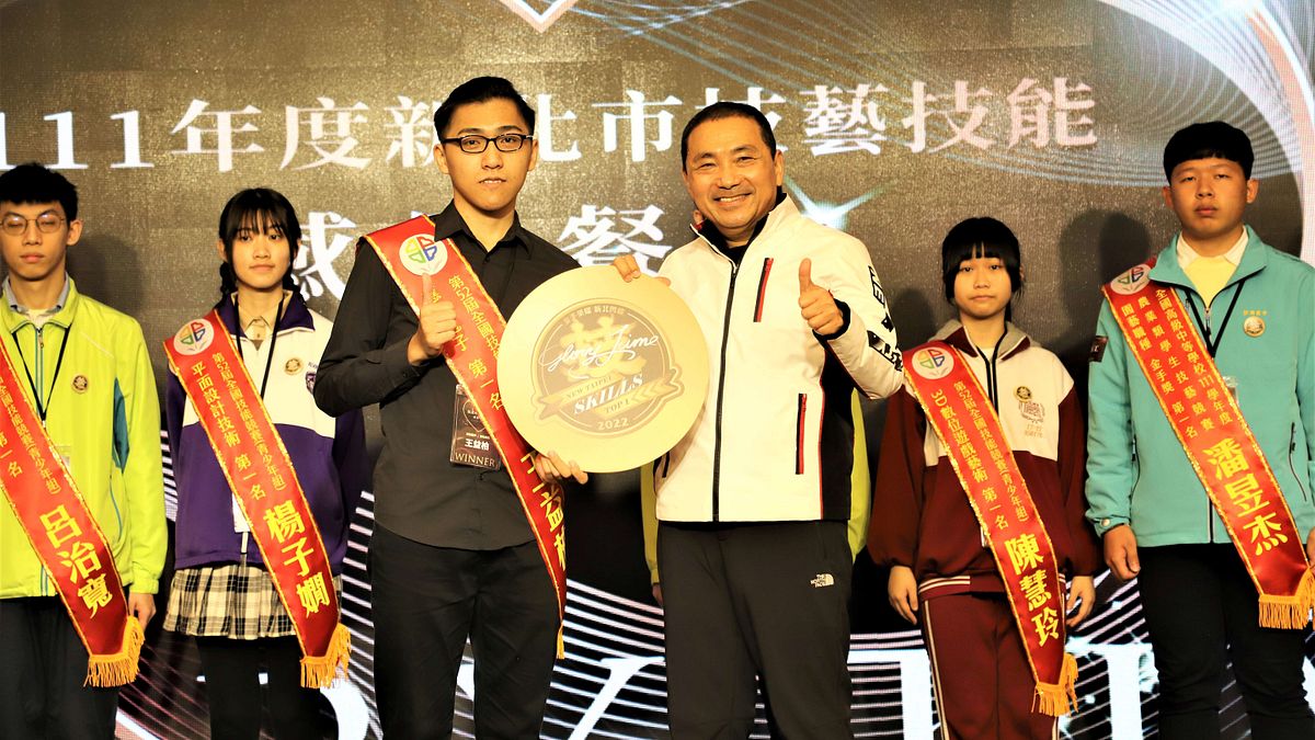 侯市長(右)贈送每位獲獎師生一枚獨家-2022年新北金手榮譽徽章。(圖/新北市府提供) 侯市長(右)贈送每位獲獎師生一枚獨家-2022年新北金手榮譽徽章。(圖/新北市府提供)