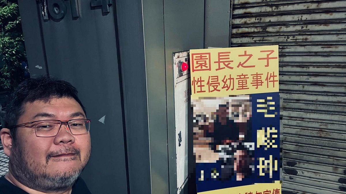 劉宇曾和小商人製作的毛畯坤看板合影。(圖/翻攝自FB/劉宇) 劉宇曾和小商人製作的毛畯坤看板合影。(圖/翻攝自FB/劉宇)