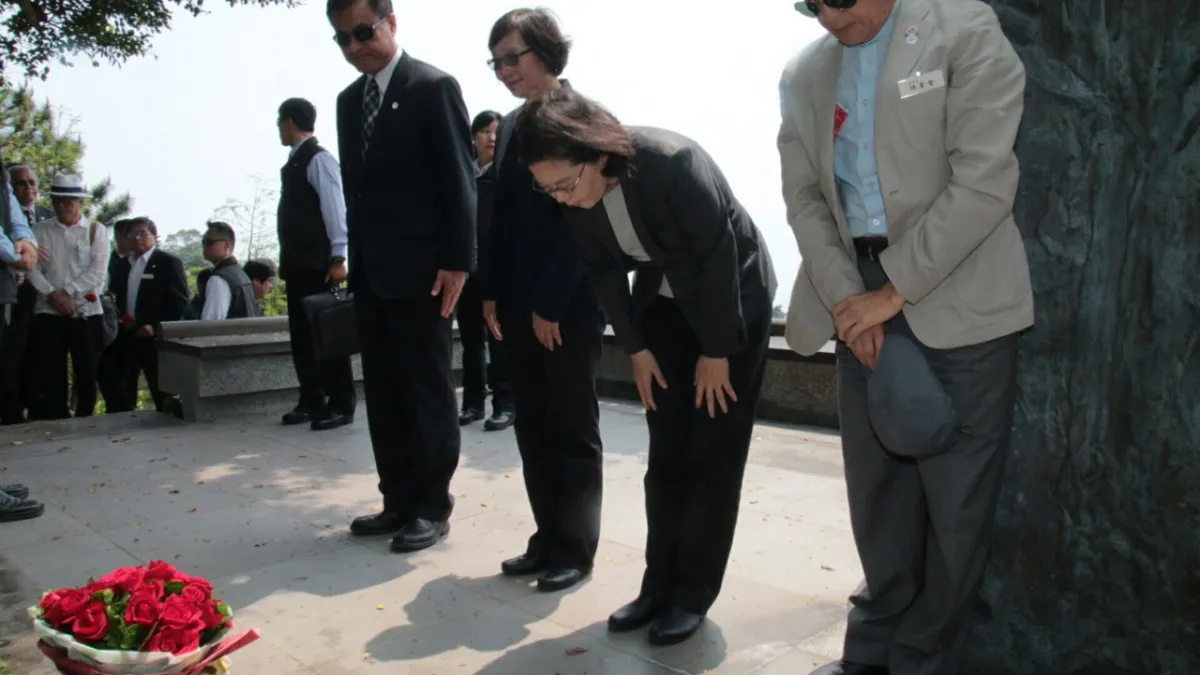 總統當選人蔡英文上午在立法院長蘇嘉全、鄭南榕遺孀葉菊蘭陪同下,應邀出席鄭南榕殉道27周年紀念追思會。(民進黨記者聯誼會提供)