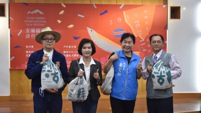 宜蘭國際綠色影展舉辦記者會,選片人到場站台,活動除安排30場室內、外放映場次,亦將於影展結束後舉辦10場「移動電影院」、10場「宜蘭國際綠色影展歷屆公播片特映會」,將前往宜蘭縣10個鄉鎮巡迴展映。(圖/宜蘭縣政府環保局提供)