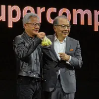 エヌビディア(NVIDIA)の黄仁勲(ジェンスン・フアン)氏(左)との提携再開は、台湾メディアテック(聯発科技)の蔡力行氏(右)が同社の未来に向けて打った重要な一手である。(資料写真、魏鑫陽撮影) エヌビディア(NVIDIA)の黄仁勲(ジェンスン・フアン)氏(左)との提携再開は、台湾メディアテック(聯発科技)の蔡力行氏(右)が同社の未来に向けて打った重要な一手である。(資料写真、魏鑫陽撮影)