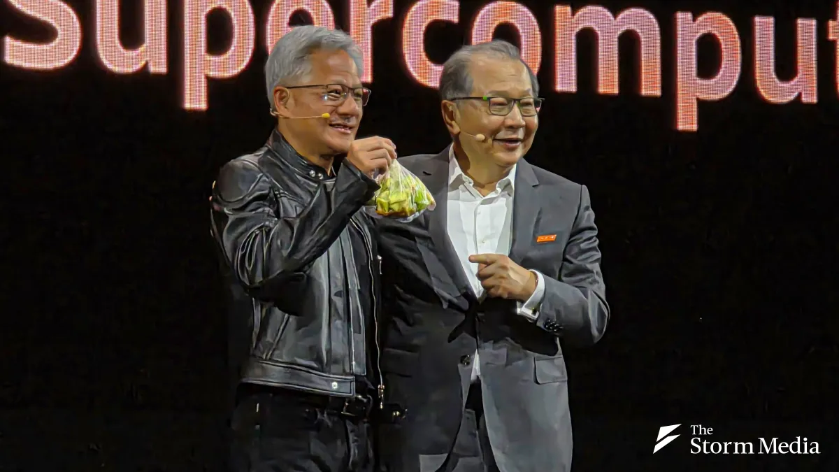 Reviving the partnership with NVIDIA's Jensen Huang (left) marks a pivotal strategic move by Rick Tsai (right) for MediaTek's future. (File photo by Wei Xin-yang)