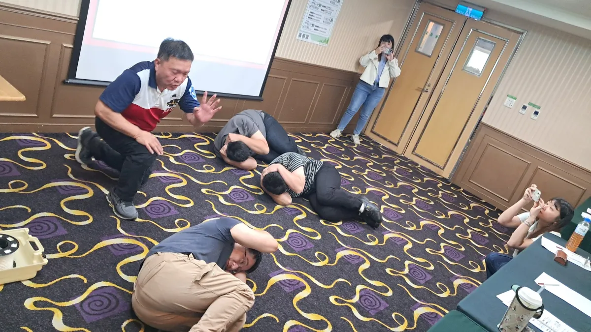 指導緊急情況之防護姿勢。(圖/台中市政府)