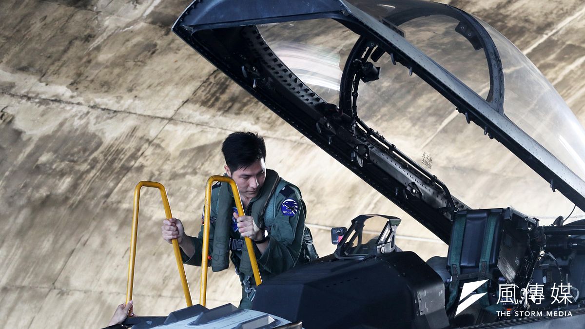 國防部自去年9月在官網開設「即時軍事動態」專區,如今近半年過去,共機整體擾台次數已達100次;而共機頻繁侵擾我西南空域,是否會對我機件及空地勤人員產生耗損,亦引發關注。(蘇仲泓攝) 國防部自去年9月在官網開設「即時軍事動態」專區,如今近半年過去,共機整體擾台次數已達100次;而共機頻繁侵擾我西南空域,是否會對我機件及空地勤人員產生耗損,亦引發關注。(蘇仲泓攝)