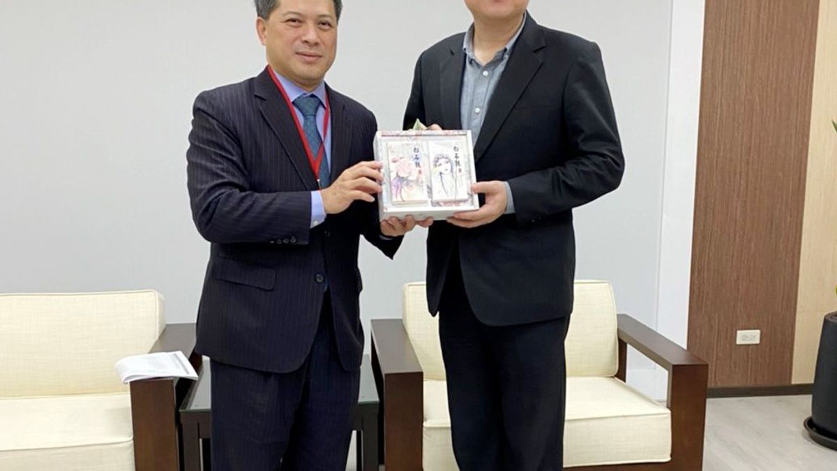 新北與基隆市政府延續今年初第1次「基隆新北合作會議副市長層級會議」後,今(16)日假基隆市政府舉辦,會議開始前市長林右昌(右)與新北市副市長吳明機交換禮物並合影。 (圖/新北市研考會提供) 新北與基隆市政府延續今年初第1次「基隆新北合作會議副市長層級會議」後,今(16)日假基隆市政府舉辦,會議開始前市長林右昌(右)與新北市副市長吳明機交換禮物並合影。 (圖/新北市研考會提供)