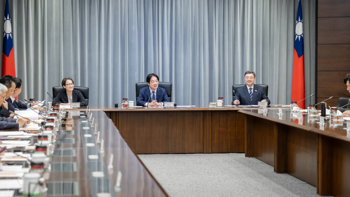 賴清德總統聽取「116年度中央政府總預算案」簡報,宣布明年全民普發一萬元,分享AI紅利。(總統府官網)