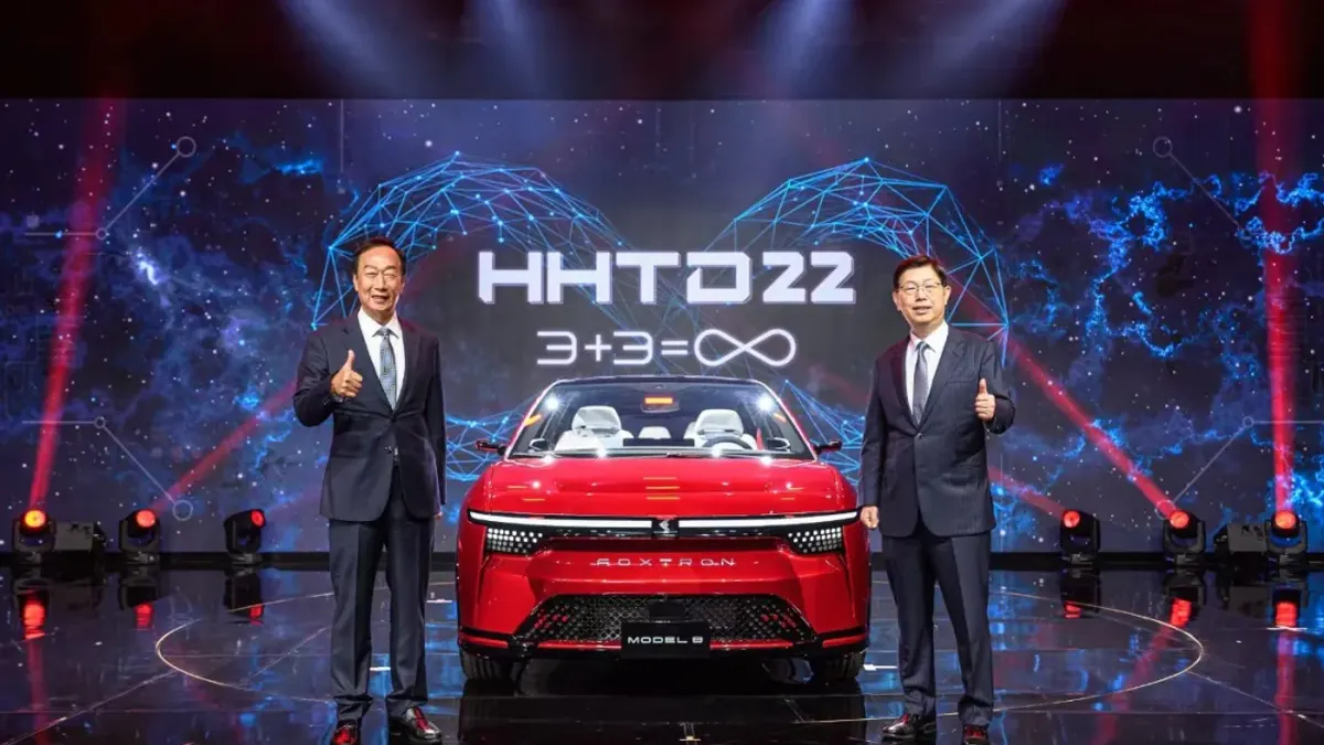 筆者提到,鴻海董事長劉揚偉(右)扭轉了鴻海老化過時的決策機制,一改過去鴻海=郭台銘的形象,邁向現代化的公司治理。(資料照,取自富士康微信公眾號)