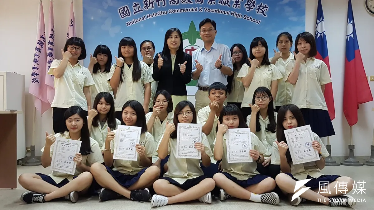 國立新竹高商資料處理科師生參加全國電子書創作大賽,參賽的23件作品全部獲獎,是本屆比賽最大贏家。(圖/方詠騰攝)