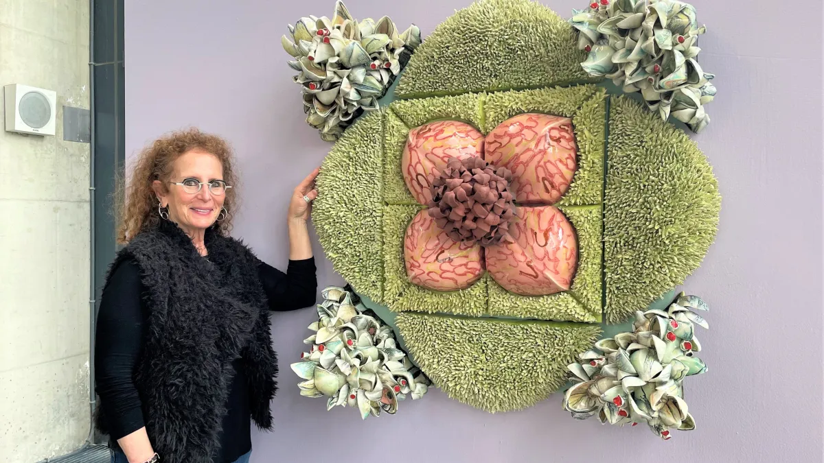 Susan BEINER以《盛菊花》獲得「2020臺灣國際雙年展」首獎。(圖/新北市府提供)