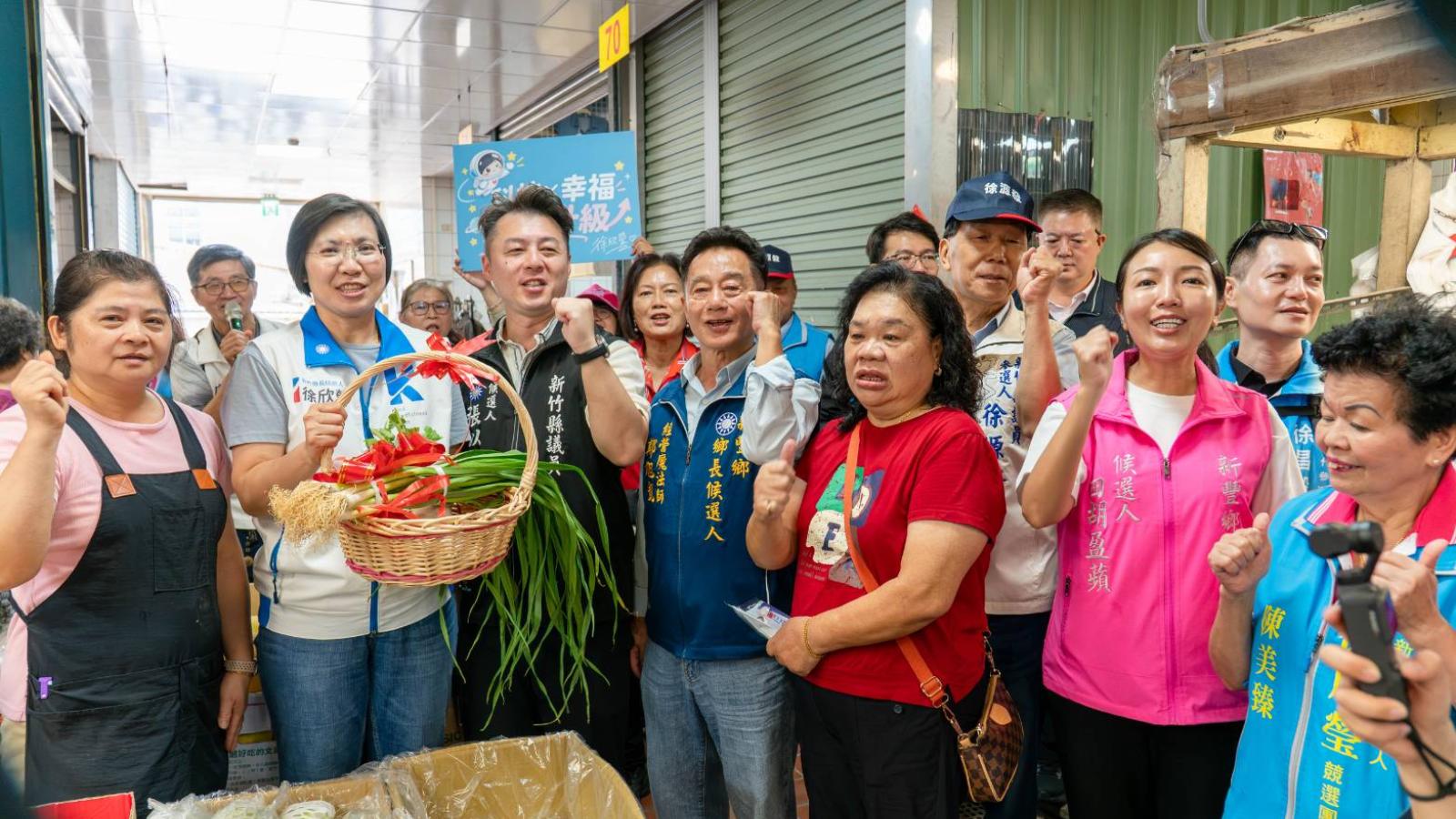 馬不停蹄展開陸戰!徐欣瑩回故鄉新豐掃市場 新庄子市場拜票獲鄉親熱情歡呼