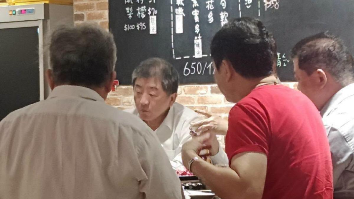 陳時中被爆毒油案期間「跑酒攤」 李正皓說「公道話」懟藍營:在國外會被讚親民