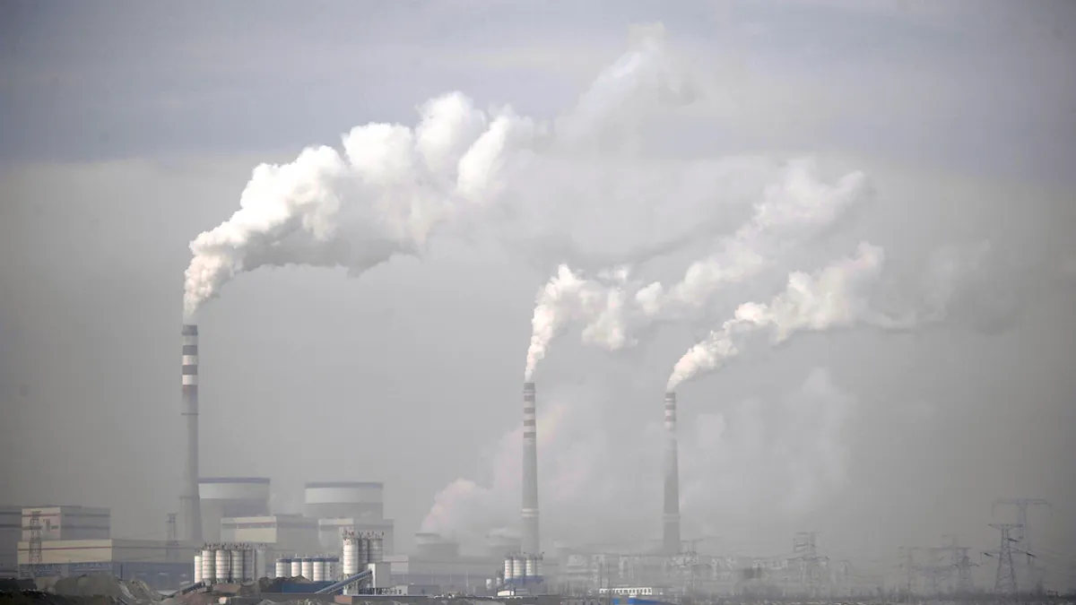 中國新批准興建的煤電廠大增不利減碳。圖為中國山西一家燃煤發電廠的正在排放廢氣。(資料照片,美聯社)