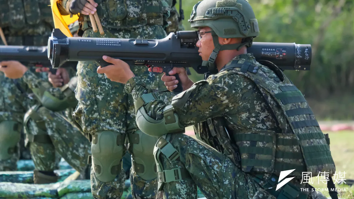 義務役官兵首次在基地鑑測中,進行紅隼火箭實彈射擊。(劉偉宏攝)