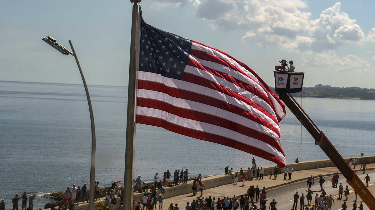 美國國旗在哈瓦那(Havana)的美國大使館升起(美聯社) 美國國旗在哈瓦那(Havana)的美國大使館升起(美聯社)